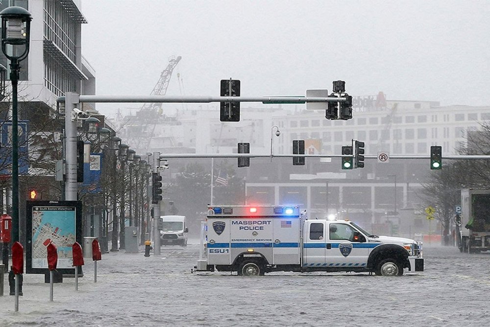 XRBoston's tweet image. Instead of adding high end luxury condos and shopping, @marty_walsh and @CharlieBakerMA need to declare a climate and ecological emergency, ban all new fossil fuel infrastructure, and begin managed retreat from the coast, prioritizing the most vulnerable.
#FloodTheSeaport