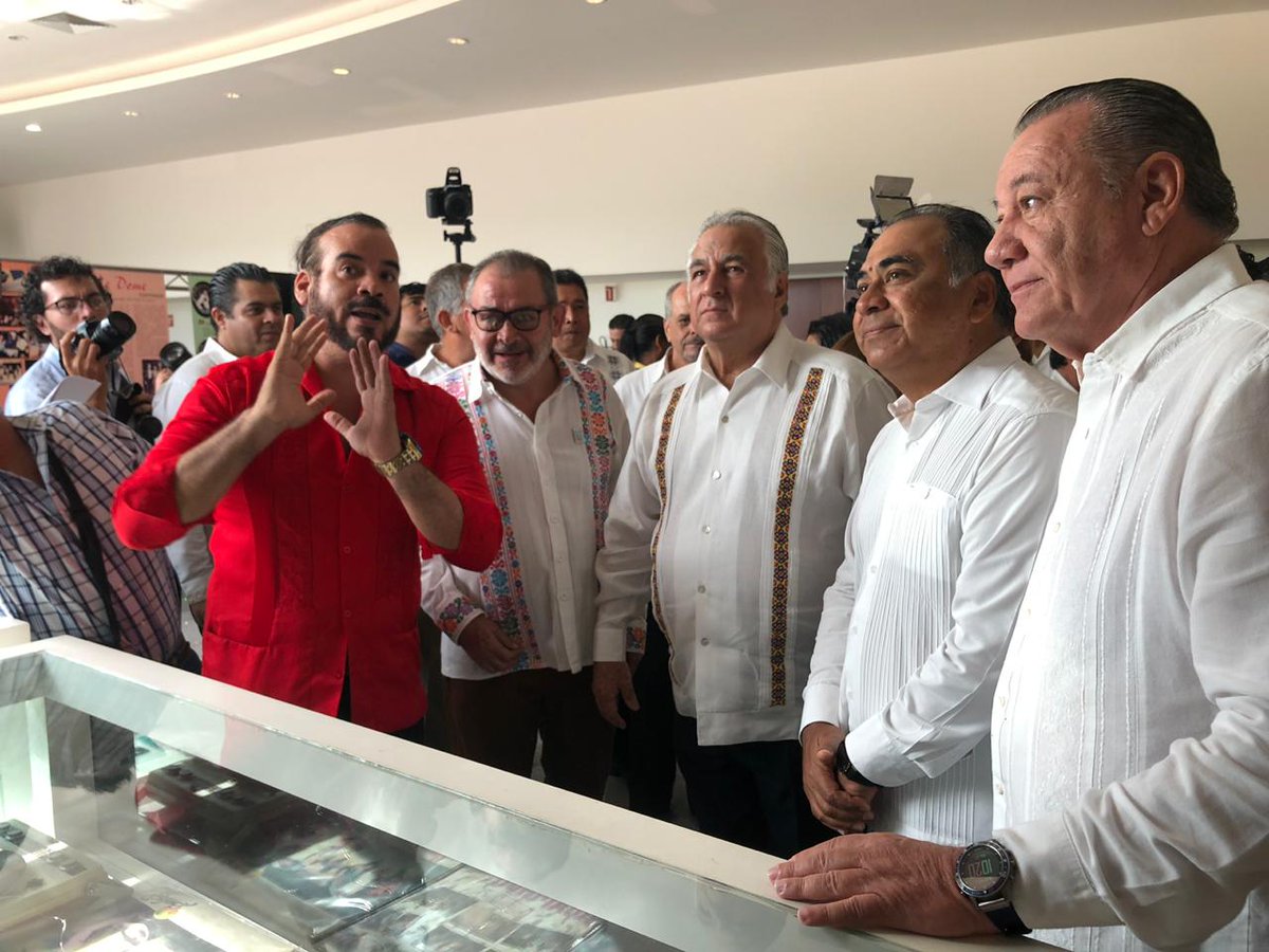 ExpoImperial's tweet photo. El Gobernador de #Guerrero @HectorAstudillo presente en el lanzamiento de la Galería Rodante de @estrella_de_oro en compañía de @erescalona11.

#ExpoMundoImperial #RivieraDiamante #Acapulco #DíaMundialDelTurismo https://t.co/MvC7ApBpOE