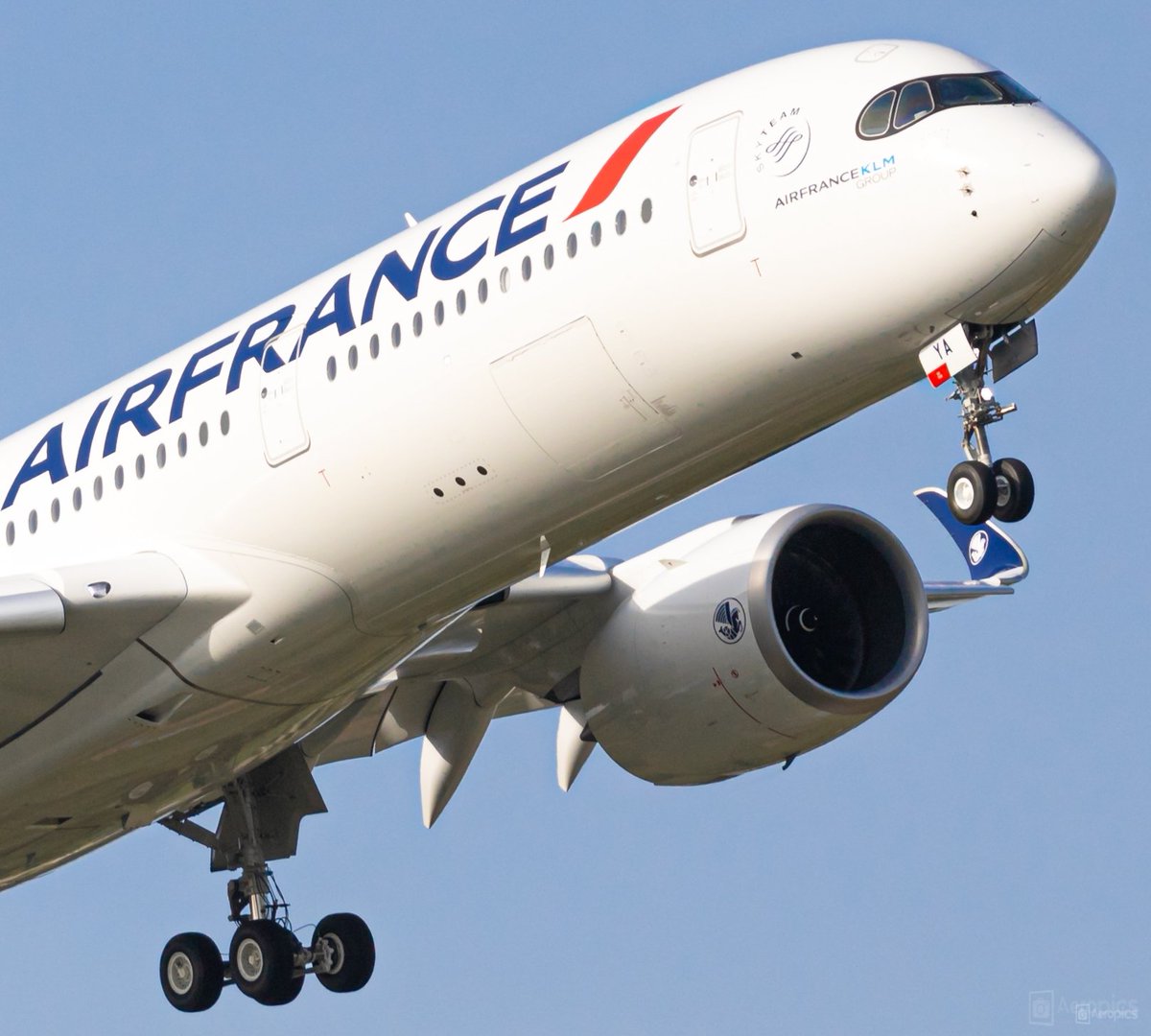 OlivierHoarau's tweet photo. π«π·π«π· The first #airbus #A350 for @airfrance is now delivered βοΈβοΈ what a beauty ππ
#AvGeek #AF350 #airFrance #cdg #toulouse #fhtya https://t.co/rekbtGIPJm