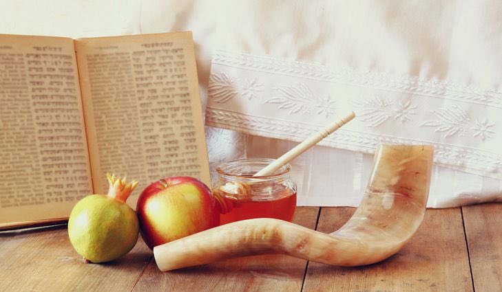 TamFinkelstein's tweet image. Wishing everyone who celebrates a Shana Tovah, enjoy the #RoshHashanah holiday.  Looking forward to dipping apple in honey for a sweet new year. @CSJewishNet @foryoubyyou