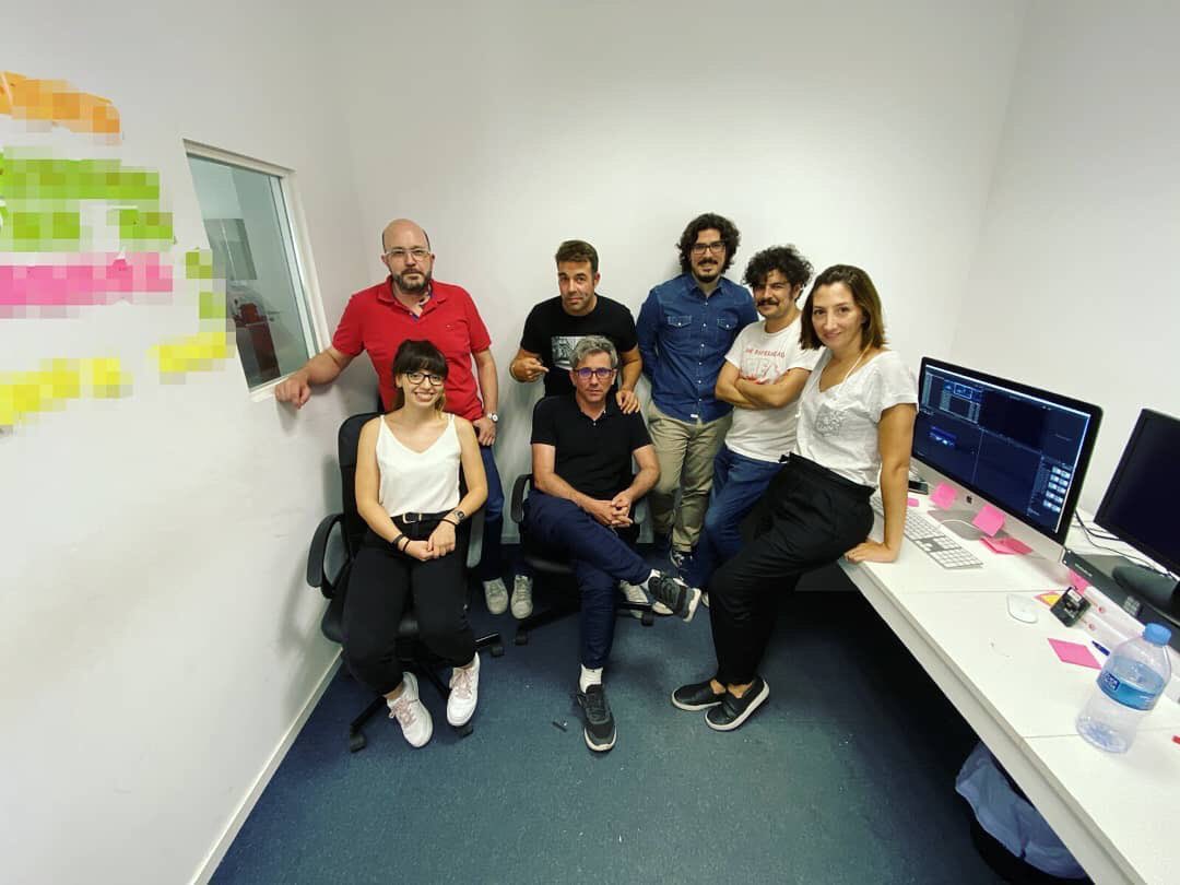 amygaweb's tweet photo. Postit, pipas, proxys... risas, emociones... y más pipas... Aquí andamos montando horas y horas de materiales brutales para #amazonprimevideo con @HugoStuvenC 
Me siento afortunada y feliz de tener estos grandes companerxs en montaje. Buen viaje Nacho 
#fcpx https://t.co/DepxaftUiT