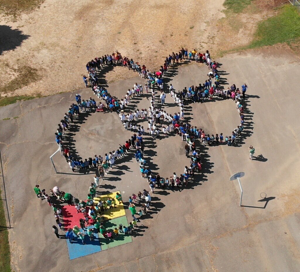 pamjdial's tweet photo. This was SYNERGY in action!! Our @mcdermottlrsd belated #PeaceWeek19 photo was super-amazing! @TheLeaderinMe @lrsd @MichaelPoore1 @dlsmith1221 https://t.co/f68pa5ydOC