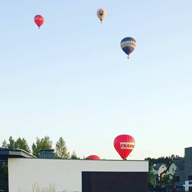 CraftedCover's tweet photo. Today's view from my window. #airballoons all around. Happy weekend! 🧸 https://t.co/VjuQ42RbSZ https://t.co/wO5h8ArUBw