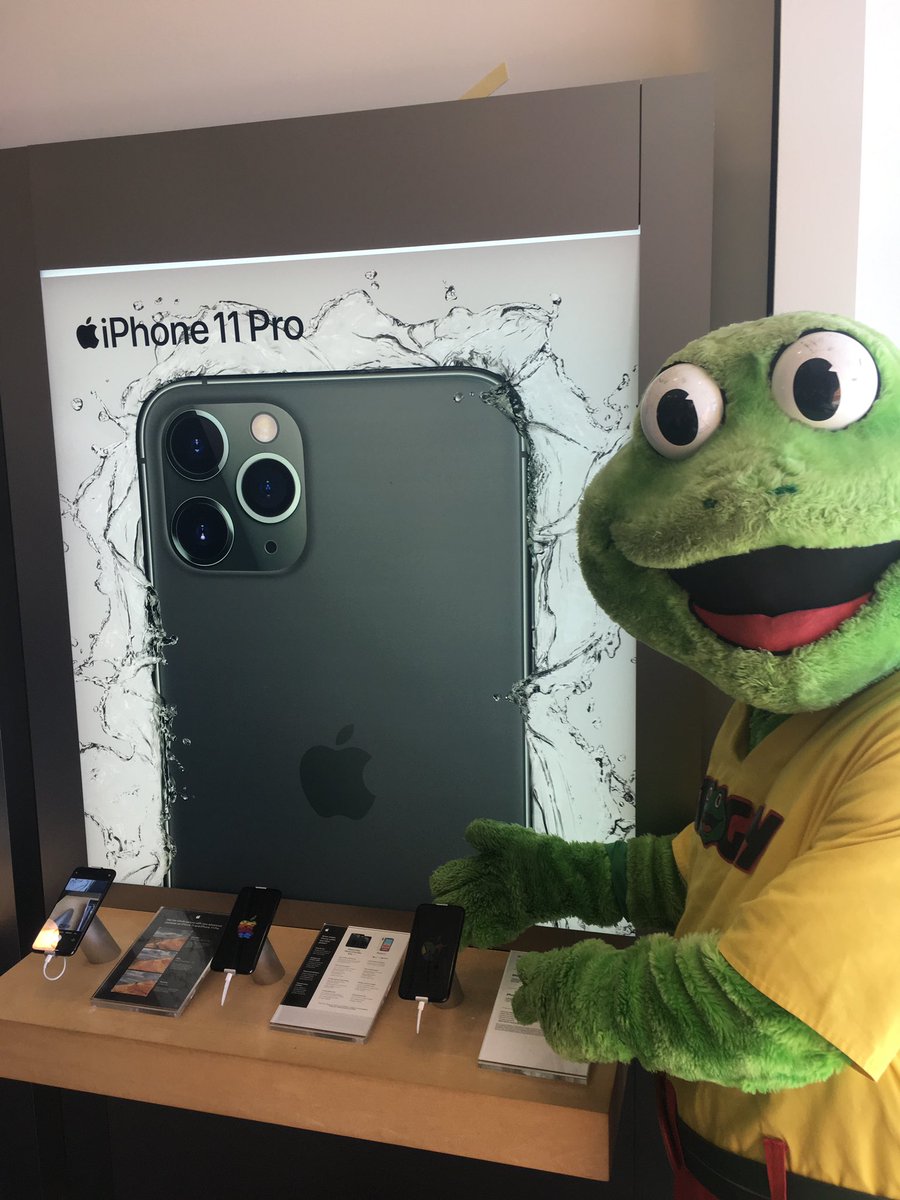 radiofroggy's tweet photo. Froggy’s Live from @RobinsonSprint until 6pm with @carrieunderwood tickets to giveaway and #TakeMeBackstage shirts for free while supplies last. #SprintBackstage @YoungGunzz @DangerMulder https://t.co/mOPJkdLCAC