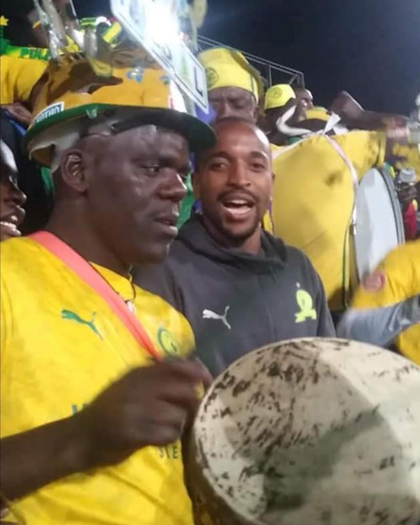 Ngcobo2010SE's tweet photo. #TiyaniMabunda is a very good example of what we want (from our players) as supporters. We don't need money or freebies by appreciation Tonight he was singing with his supporters in the stands. #PlayerLove Keep it up Sugga 👌 👌 👌 #AbsaPrem https://t.co/OMQeF001Ja