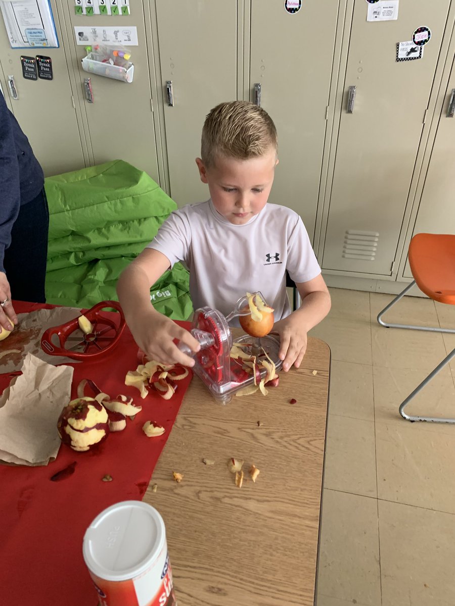 mrskostrabaOF's tweet image. We wrapped up a fun week of apple investigations in science by discussing ways that matter can change forms as we turned our apples into applesauce!🍎😋🍏#applescience #studentengagement #handsonlearning #realworldconnections