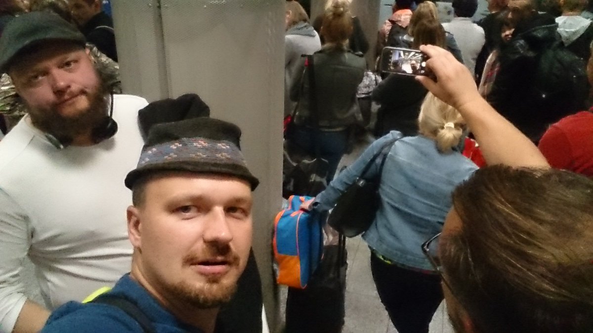 TheJumperCables's tweet photo. Selphie of selphie at the gate. See  you, #Scotland. #bluegrass #flight https://t.co/NgvexrkyDU