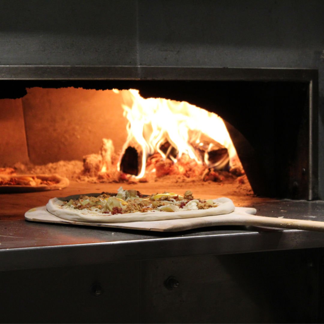 Weekends call for fresh pizza and cold drinks 🍸🔥
.
.
.
#woodovenpizzas #pizzanight🍕 #hamont #hamonteats #hamontrestos #burlont #stoneycreek #dinnerplans