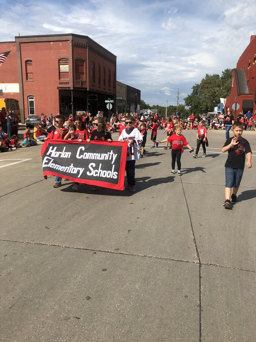 hcsdelementary's tweet photo. HCES students rocking the Homecoming Parade!!! https://t.co/RgVOUGlYtI