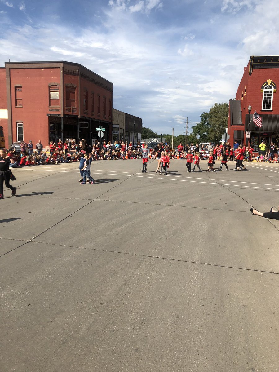 hcsdelementary's tweet photo. HCES students rocking the Homecoming Parade!!! https://t.co/RgVOUGlYtI