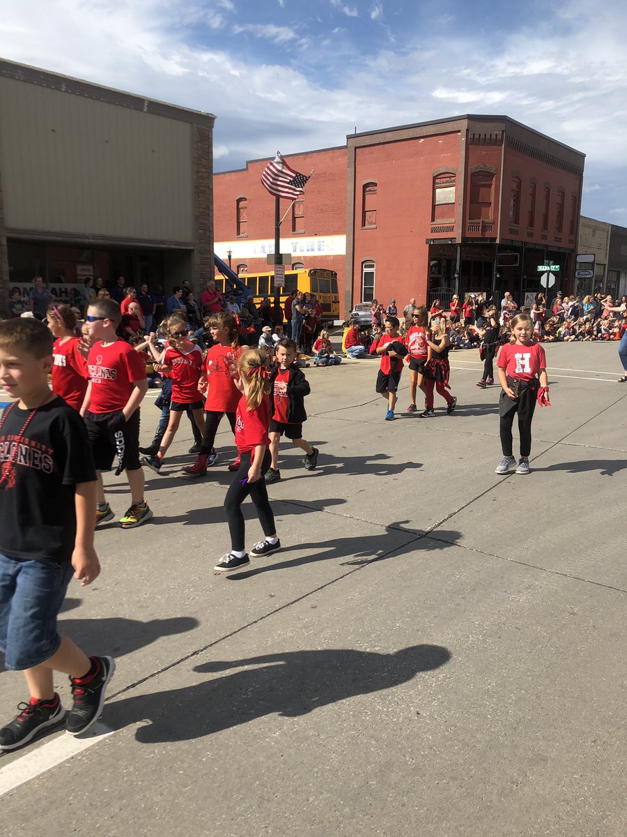 hcsdelementary's tweet photo. HCES students rocking the Homecoming Parade!!! https://t.co/RgVOUGlYtI