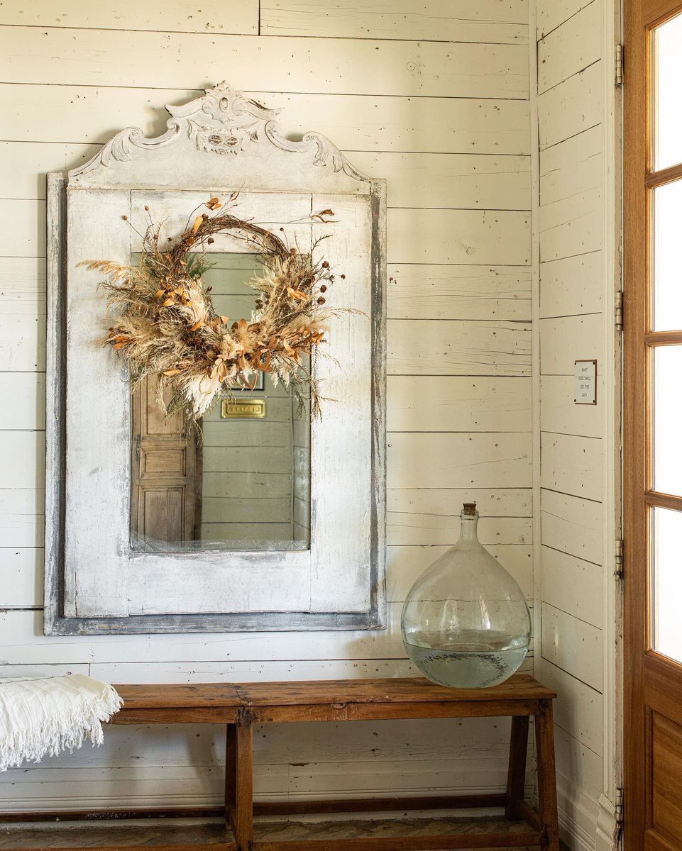 joannagaines's tweet photo. There’s so much natural beauty in our everyday surroundings, especially during the fall as nature starts to shift. To celebrate that change, our team gathered some fall foliage to create a dried floral wreath &amp; it turned out so pretty! https://t.co/ITAYyxge9j 🍂 https://t.co/iOrdLIdOfv