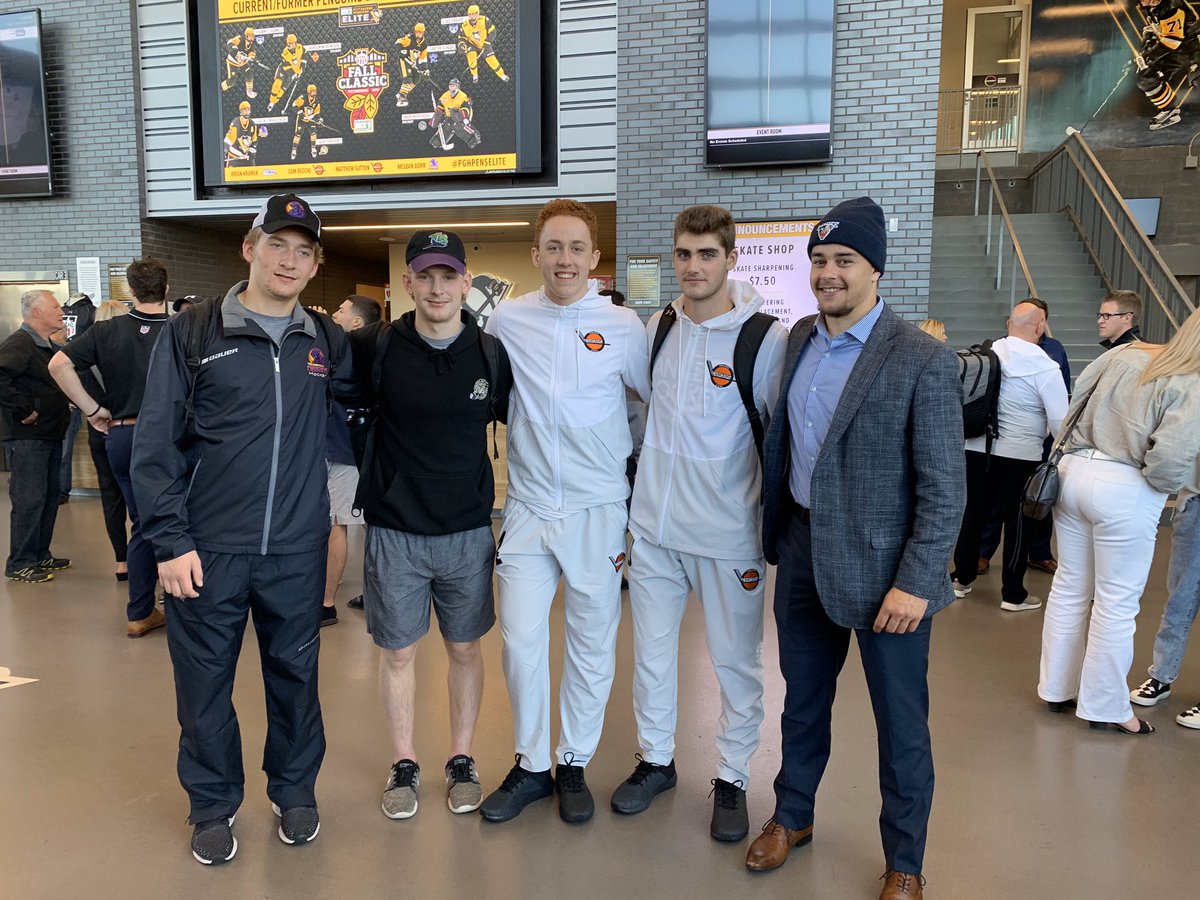 Great to see some @notredamehounds together at the <a href="/ushl/">USHL</a> showcase in Pittsburgh! Good luck this season fellas (C &amp; L Mylymok, Renwick, Plucinski and Morrissey)