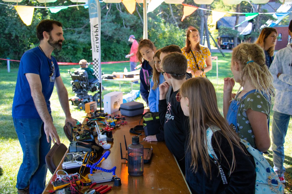 CES_VT's tweet photo. Today our 6th grade Tech Ambassadors visited the Champlain Mini Maker Faire at Shelburne Farms! Students got to check out drone racing (Mr. Jeremy was super excited about this), Arduino robots, and even an organ made out of granite. #cesvt #vted https://t.co/5UWk4HRZpc