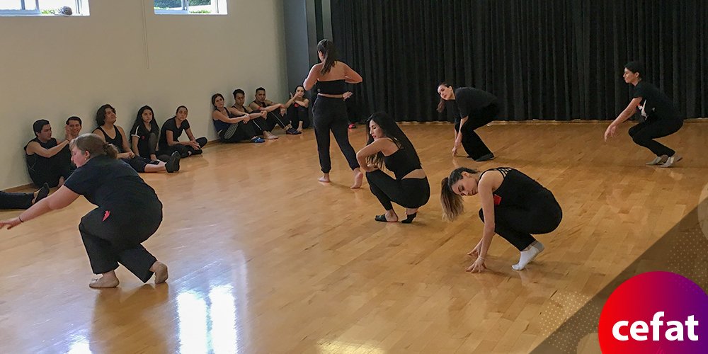 AztecaCEFAT's tweet photo. 👏1👏2👏3👏4... así se preparan nuestros alumnos en clase de danza como parte nuestro #ProgramadeEntrenamientoActoral con la maestra @yadira_salvador . 🕺 💃 https://t.co/3gaSoM2BaZ