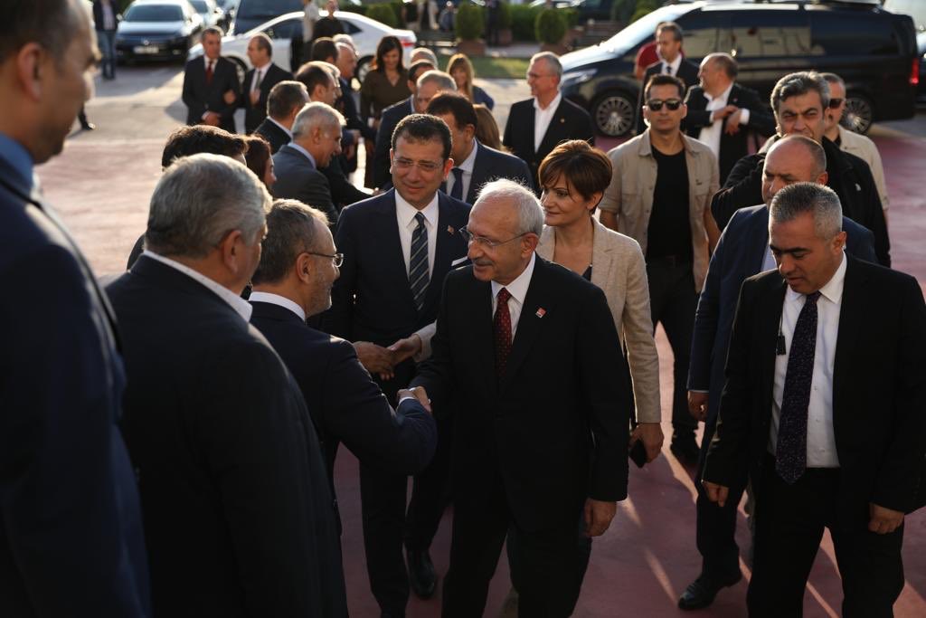 Genel Başkanımız Sayın Kemal Kılıçdaroğlu AKOM’u ziyaret etti ve afet yönetim süreciyle ilgili bilgi aldı. İstanbul’un en önemli sorunu depremdir, bilimsel ve bütünsel bir işbirliğine dayanan süreci örgütlemek zorundayız. Gerçeklerle yüzleşmeli ve kafamızı asla kuma gömmemeliyiz.