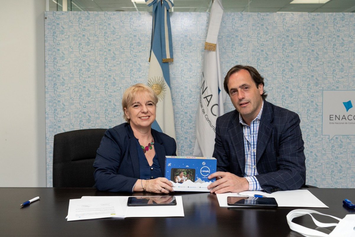 ENACOMArgentina's tweet photo. Seguimos sumando municipios al programa #MasSimple Hoy firmamos acuerdos con @municipiomaipu y @gobiernodejunin para que de manera intuitiva los adultos mayores puedan acceder a su tablet y acercarse fácilmente a las nuevas tecnologías. Para más info 👉 https://t.co/64NtXKdz7O https://t.co/pJSmIQqmCY