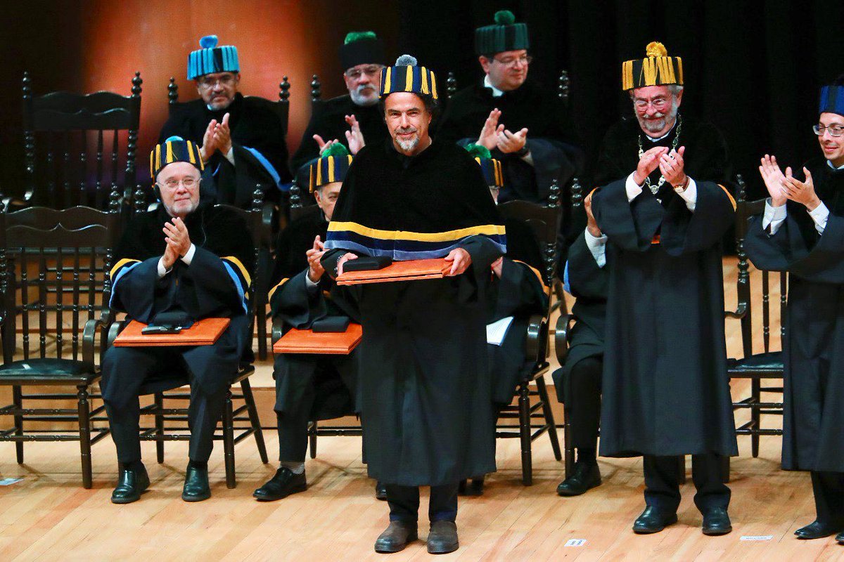 sabio28's tweet image. Alejandro González Iñárritu recibió el Doctorado 'Honoris Causa' por parte de la UNAM. El director mexicano de filmes como “Amores perros” y “Birdman” tiene varios Oscars y ahora este #HonorisCausa por parte de la máxima casa de estudios en México. #Cine #Iñarritu #UNAM 🇲🇽🌎 ||