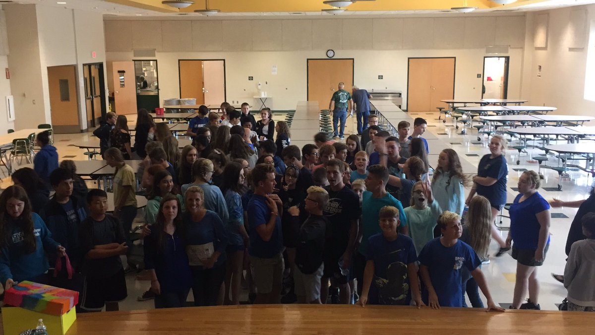 AreStingers's tweet photo. Yellow Jackets rocking the blue in support of fellow student!!! https://t.co/HVnjTRyd0L