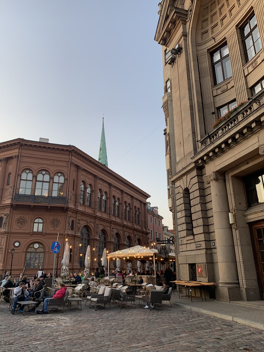 Next stop: Riga! De tweede bestemming van de <a href="/vnoncwmidden/">VNO-NCW Midden</a> ledenreis. Wat een mooie eerste ontmoeting met deze prachtige stad! #ledenreis19 #helsinki #riga #handelsmissie #sunset