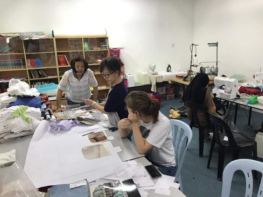 KecharaSoupK's tweet photo. Another day at our empowerment center in Johor Bahru. Today we joined hands and benefitted ladies from recommended by JEWEL. The center is really beneficial to the underprivileged community. #empower #empowerment #kechara #changinglives https://t.co/p9Owlrj84R