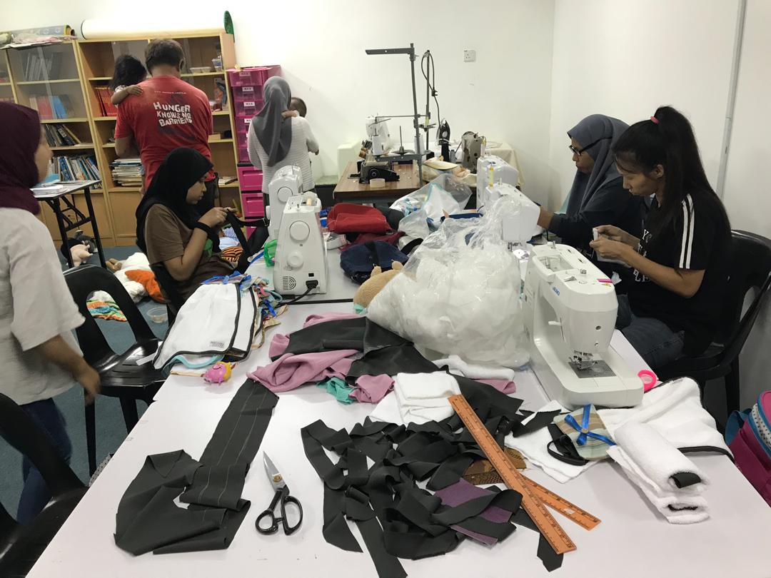 KecharaSoupK's tweet photo. Another day at our empowerment center in Johor Bahru. Today we joined hands and benefitted ladies from recommended by JEWEL. The center is really beneficial to the underprivileged community. #empower #empowerment #kechara #changinglives https://t.co/p9Owlrj84R