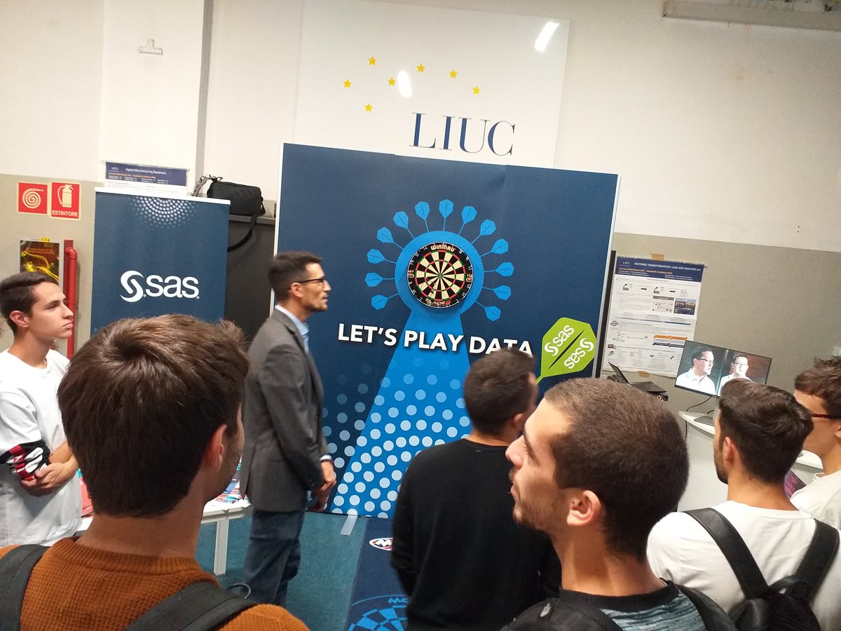 Nella #NotteEuropeadeiRicercatori alla <a href="/UniLIUC/">LIUC The Business University</a> si gioca a freccette con l'#IntelligenzaArtificiale di <a href="/SASitaly/">SAS Italy</a> ! <a href="/GiovanniBrusoni/">Giovanni Brusoni</a> <a href="/frainini/">Francesco Rainini</a> <a href="/fede_citti/">Federica Citterio</a>