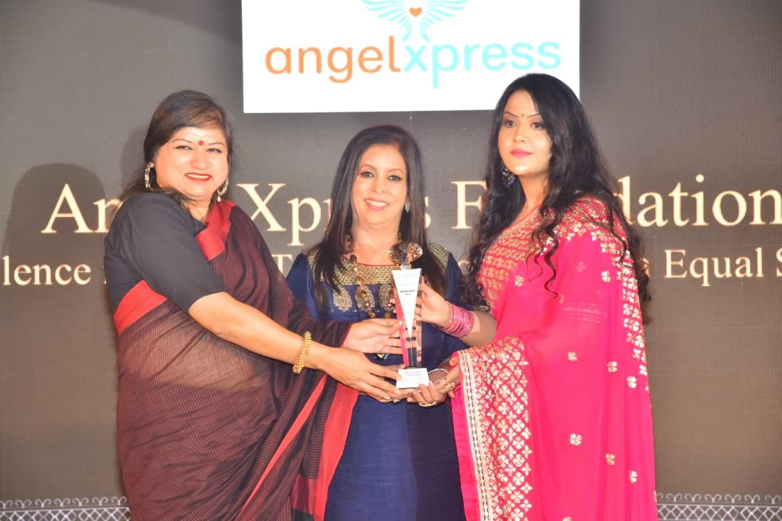 fadnavis_amruta's tweet photo. It was an honour to present awards to the Sindhi Community Stalwart professionals &amp; entrepreneurs-At Sindhi Awards Nite by Sindhi Chamber of Commerce.Journey of Sindhi Community from their earlier tough beginnings to an empowered &amp; successful achiever’s community is inspirational https://t.co/fmipi9h2yS