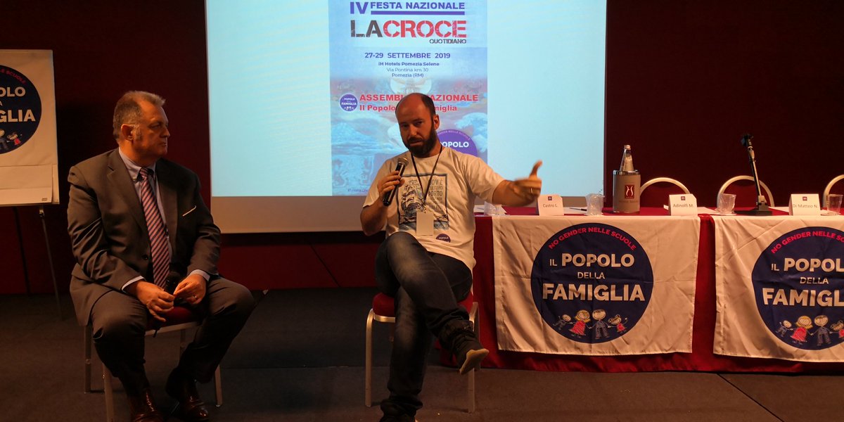 PdF_eventi_news's tweet photo. "Se io ho #diritto di farmi uccidere,
allora significa che qualcuno ha un #dovere di uccidermi.
Ma CHI potrebbe avere il dovere di uccidere un essere umano inerme e non pericoloso?"
ha domandato
Giovanni #Marcotullio
ai 200 militanti del #Popolodellafamiglia riuniti a #Pomezia. https://t.co/pK3rDa6L8R