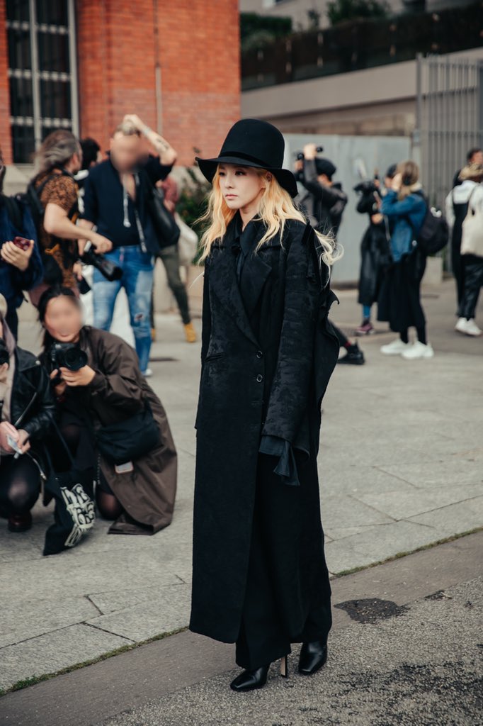 krungy21's tweet photo. #dara #pfw #anndemeulemeester 🖤 photo by #jaylim 📸🙏🏻 https://t.co/I6nWknxtuj