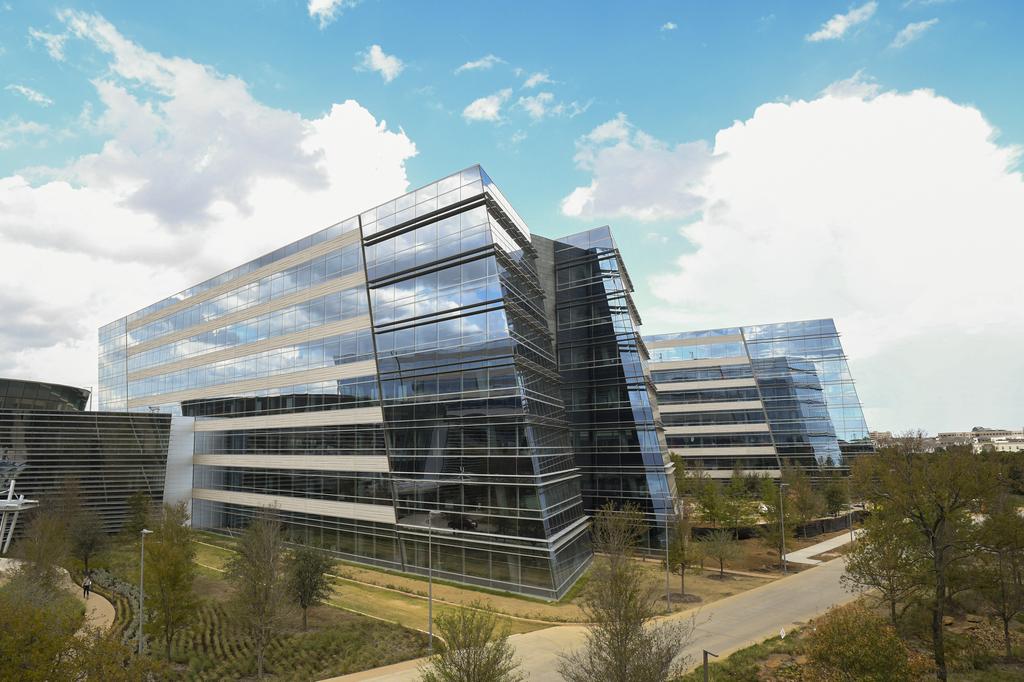 StructureTone's tweet photo. It’s open! American Airlines has a new HQ in Fort Worth, Texas that’s now home to well over 10,000 AA employees. We could not be more proud of Structure Tone Southwest’s work on Skyview 8 on this amazing campus! #STSW #STOamazingspaces https://t.co/4DFsWskY7d https://t.co/gC3w2Ti7ui