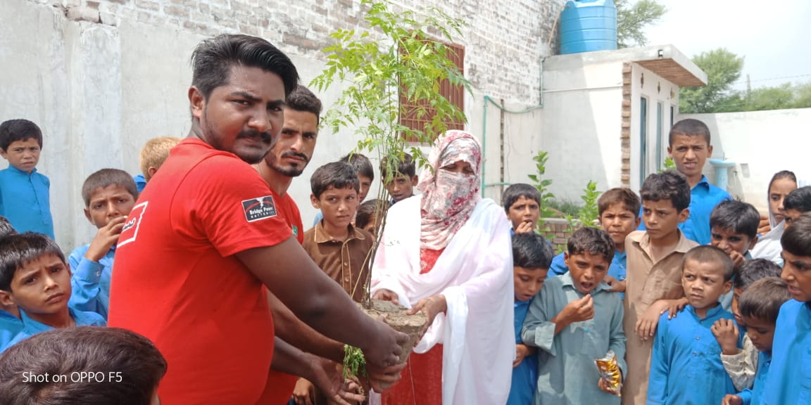 Tsmzg's tweet photo. ٹیم سرعام مظفرگڑھ کے جانبازوں نے اگست میں شروع ہونے والی مہم کو برقرار رکھتے ہوۓ رنگپور میں مختلف سکولز اور ہسپتال رنگپور میں شجرکاری کی.
سرسبز وشاداب پاکستان.
#TeamSareAam_Muzaffargarh https://t.co/2nT7eGNvwz