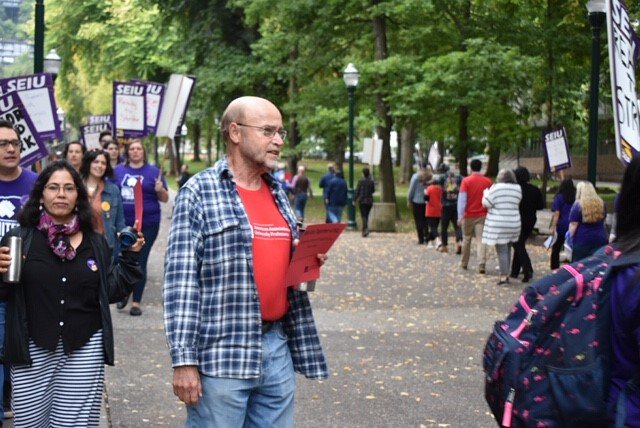PSU_AAUP's tweet photo. Thursday morning's SEIU picket had a great turnout! Some pics below! #aaup4psu #solidarity #UnionStrong #RespectHigherEd https://t.co/We5YXWAp9w