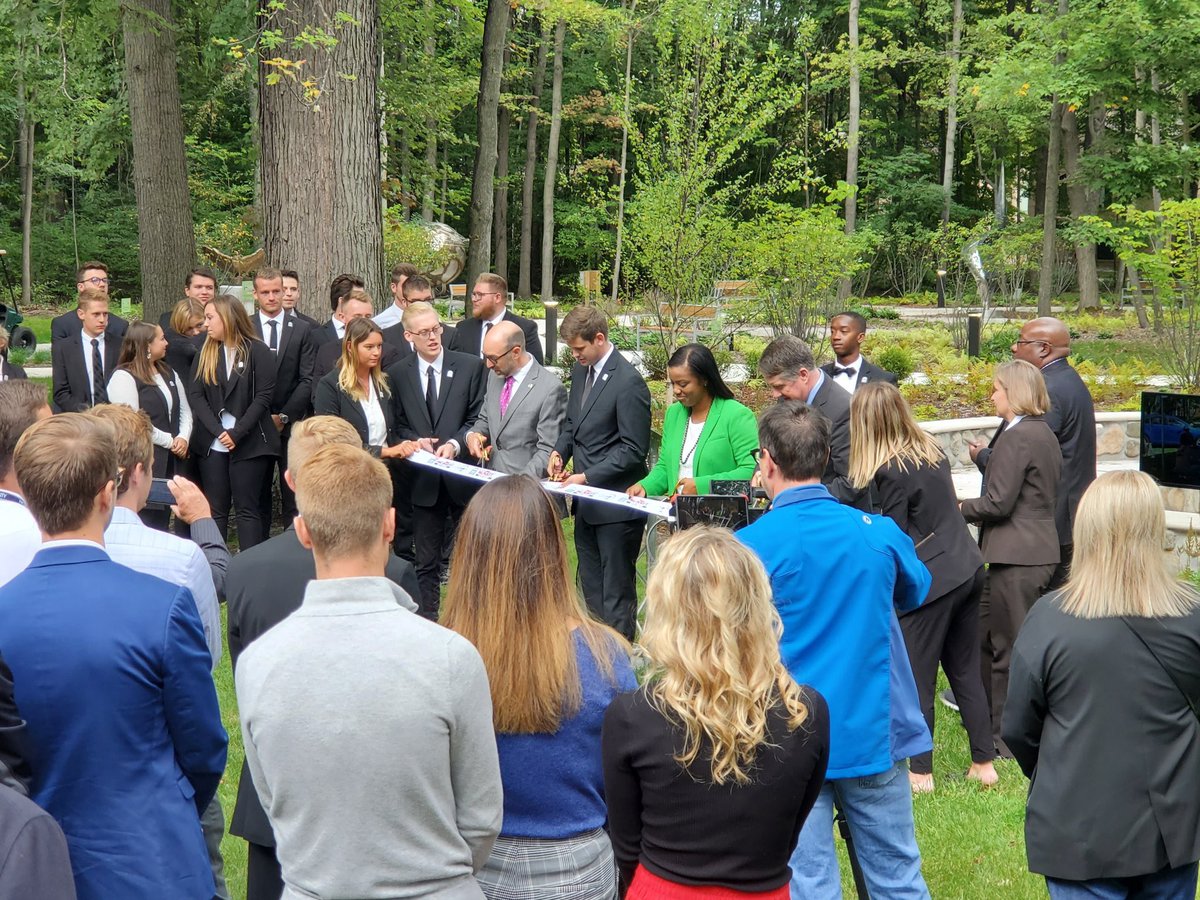 NUIAS's tweet image. Show is now officially open to the public! Come today from 1:00PM-6:00PM. 🏎👍