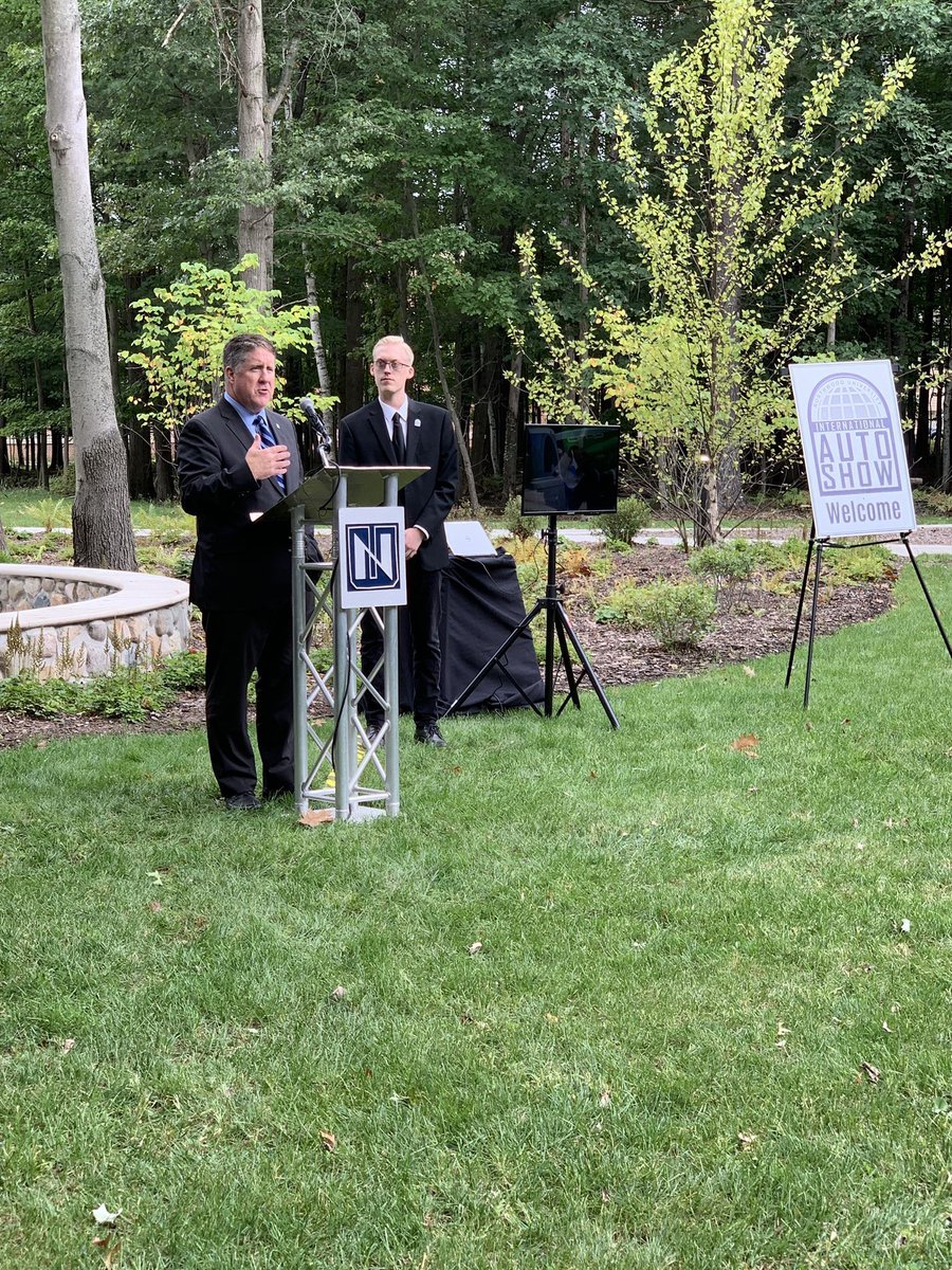 NUIAS's tweet image. Show is now officially open to the public! Come today from 1:00PM-6:00PM. 🏎👍