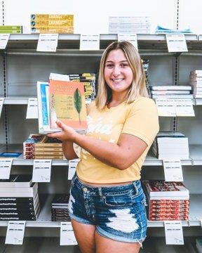 HonoluluCC's tweet photo. ICYMI: UH Bookstores gave away FREE textbooks to students who completed 30 credits in their first year as part of the #15toFinish campaign. Congrats, Kim from #HonCC. #StudentSuccess #WeAreHonolulu #FinishOnTime @honolulubookstore @manoabookstore #UHOhana
https://t.co/MHTlnXmpTO https://t.co/Hxmp3MTef8