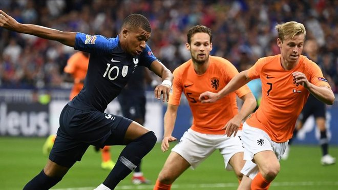 sport's tweet photo. #FCB 🔵🔴 | Mbappé pregunta a De Jong por el Barça.
 https://t.co/ANwWGGsFRh https://t.co/Ddq2Sre8zg