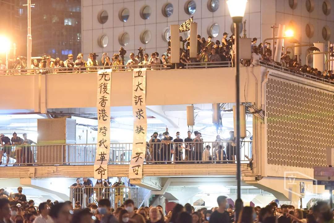 【9.27】Stand in Solidarity with #SunUkLing detainees. People gathered at Edinburgh Place tonight to stand in solidarity with those who were arrested and detained at the #SunUkLing Holding Centre.

Source: @hkdnow1 @StandNewsHK @onccnews

#StandWithHongKong #新屋嶺