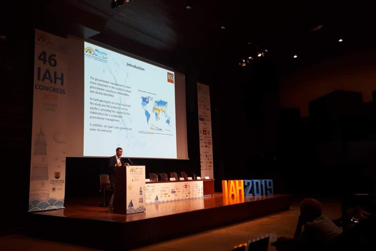 Orgogliosi del nostro Stefano Viaroli, che oggi ha tenuto una keynote lecture al #iah2019congress a #Malaga 👌🙌
L'iniziativa è stata promossa da <a href="/ECHN_IAH/">ECHN.IAH</a> e Stefano ha anche ricevuto un premio di 350 EUR da <a href="/iahgroundwater/">IAHgroundwater</a> 🥇 
<a href="/IAHItaly/">IAHItaly</a> 
#echn #italy #thisisus #hydrogeology