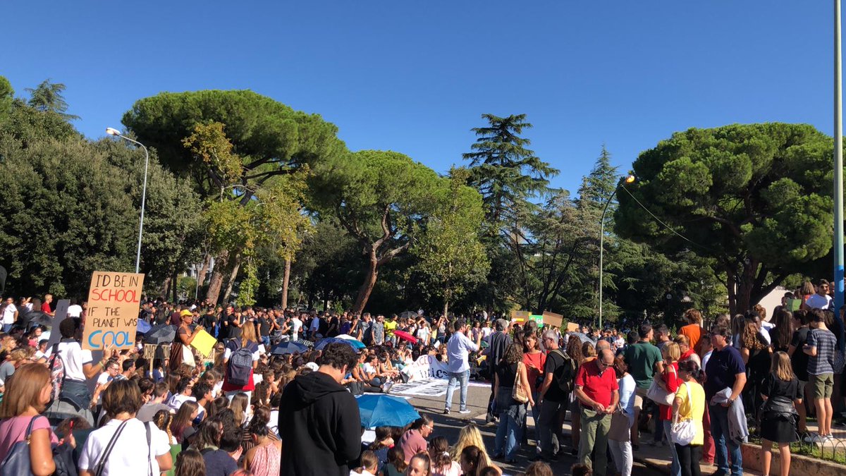 SempreVerdeLT's tweet photo. #FridayForFuture
Hundrends of people today also in Latina for the #GlobalClimateStrike Sempre Verde anche! https://t.co/m5jjsUpg2S