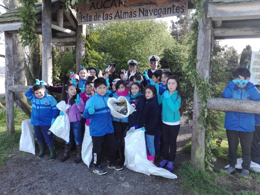 Con mucho éxito finalizamos por hoy la jornada de <a href="/LimpiezaPlayas/">Limpieza de Playas</a> en conjunto con <a href="/Sernapesca/">Servicio Nacional de Pesca y Acuicultura 🇨🇱</a>, colegios dependientes de la <a href="/MuniQuemchi/">Muni Quemchi</a> y operarios de <a href="/camanchaca_cl/">Pesquera Camanchaca</a>. Logramos recoger 350 Kgs., de basura en las playas #Aucar y #Lliuco.
<a href="/DGTM_Chile/">DIRECTEMAR - Armada de Chile</a> <a href="/maritgobcas/">Javier Mardones Hennicke</a> 
#CuidaTúPlaya.
