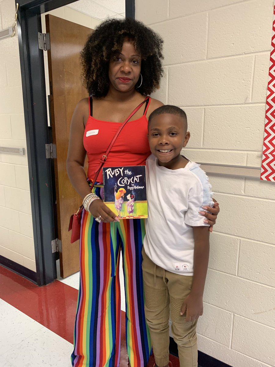itutor_tots's tweet photo. Mystery Reader number 2! Thank you for coming into our classroom and sharing your love for reading with us! @FayetteNorth #iteach #3rdgrade https://t.co/GHWc9czohA