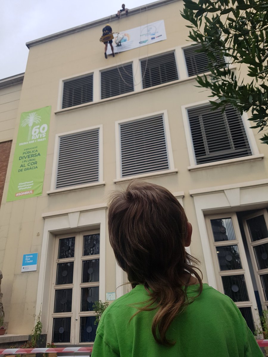 SomRiusEscola's tweet photo. Tanquem avui la #SetmanadelClima  amb una jornada intensa : tallers, exposicions, penjada de la pancarta #refugisclimàtics @BCN_Ecologia i finalment trobada amb les famílies de l'escola per compartir aquesta diada @AFASomRius @SomRiusEscola @CRP_Gracia #FridayForFuture https://t.co/lCgKrhEj9R