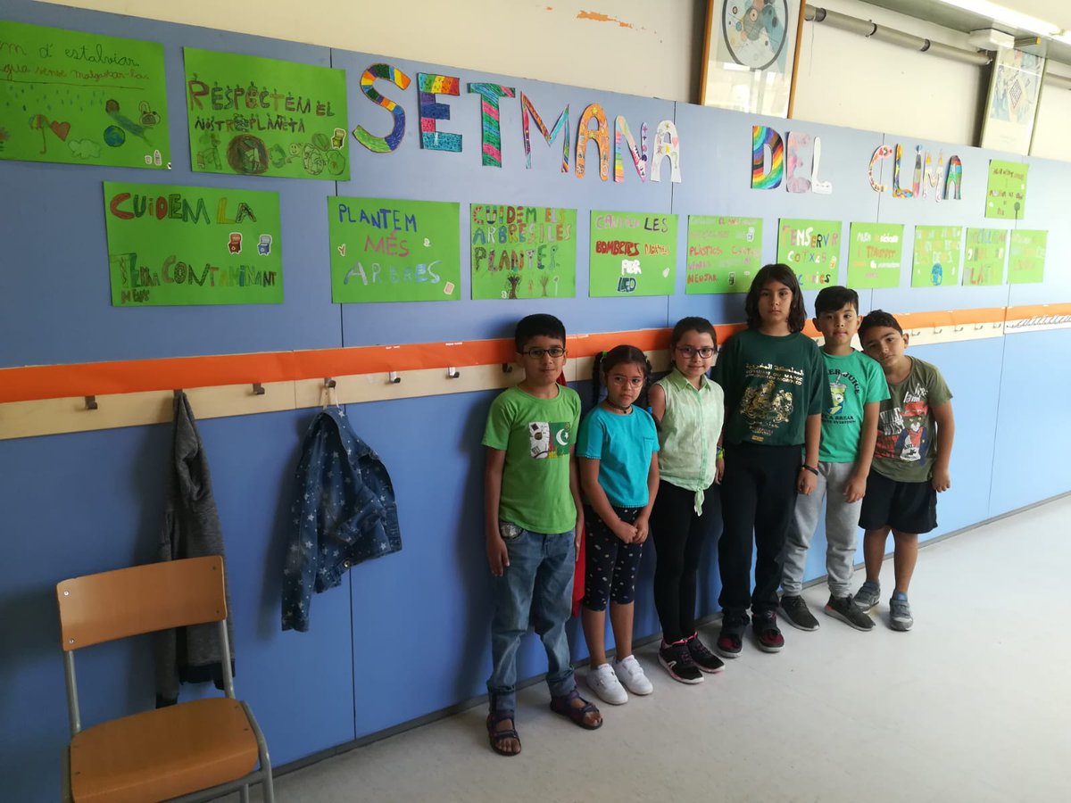 SomRiusEscola's tweet photo. Tanquem avui la #SetmanadelClima  amb una jornada intensa : tallers, exposicions, penjada de la pancarta #refugisclimàtics @BCN_Ecologia i finalment trobada amb les famílies de l'escola per compartir aquesta diada @AFASomRius @SomRiusEscola @CRP_Gracia #FridayForFuture https://t.co/lCgKrhEj9R
