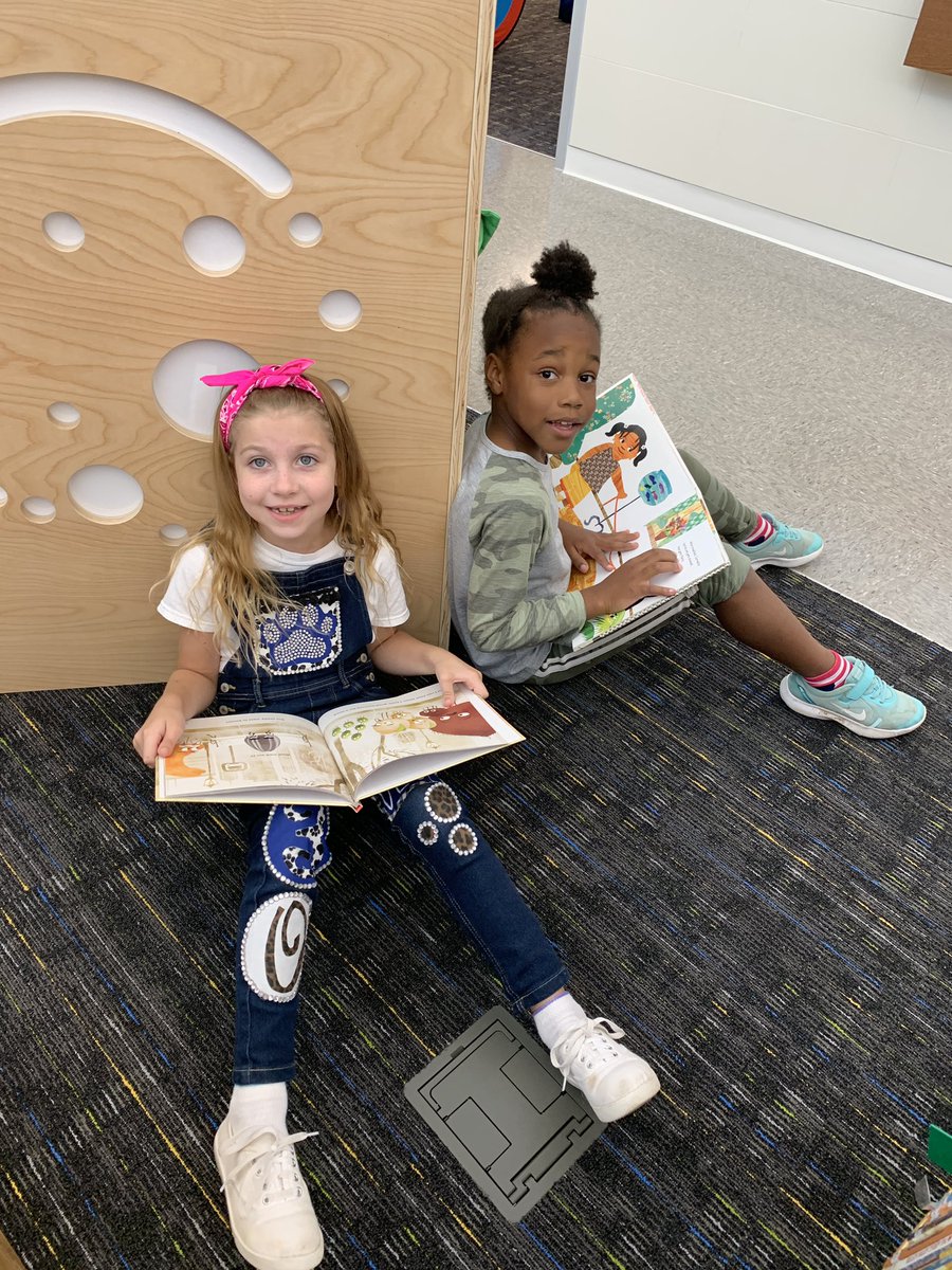 vitullor's tweet photo. Silent reading in our new library! https://t.co/4i5oNNz28t