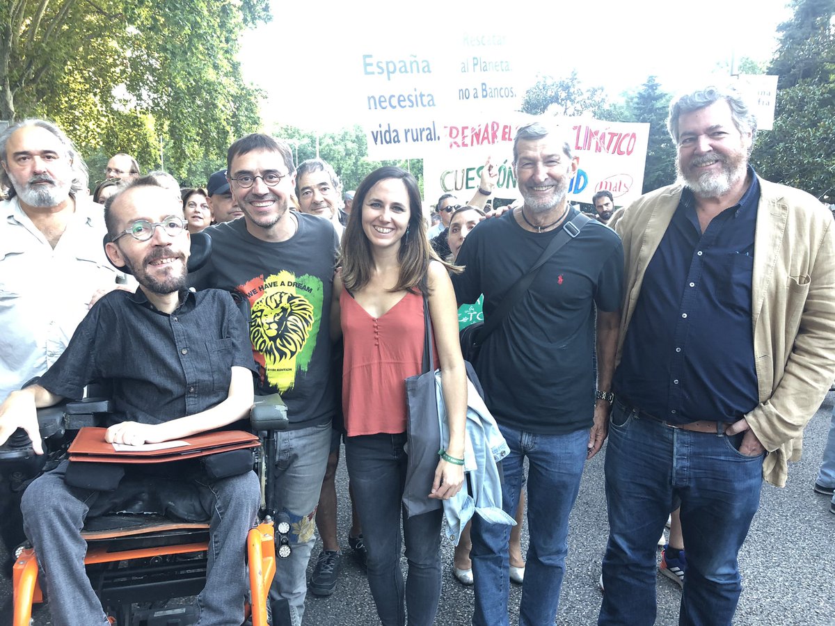 ¡Qué esperanza tanta gente joven encontrando sus respuestas! La huelga contra el cambio climático es otro hito que abre camino.Qué alegría ver a l@s jóvenes tomar sus decisiones. Disfrutando con <a href="/juralde/">Juan López de Uralde</a>, <a href="/pnique/">SíSePuede 🔻</a>, <a href="/ionebelarra/">Ione Belarra</a>, <a href="/Julio_Rodr_/">Julio Rodríguez</a> y unos cuantos de cientos de miles más.