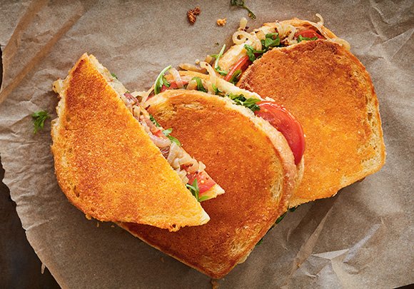 Fall days and grilled cheese sandwiches make the perfect pair.🍂 #recipeoftheday  bit.ly/2nMjIEX