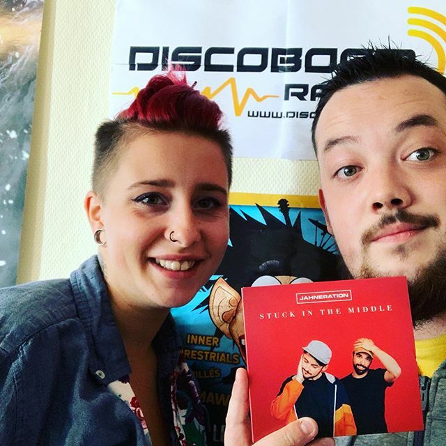 joisonline_com's tweet photo. L’album en boucle dans les studios :D retrouvez l’interview avec le groupe ce soir ! @jahneration #radio #discoboom #album https://t.co/szuAyZyaUd https://t.co/MZD4gbLSm5