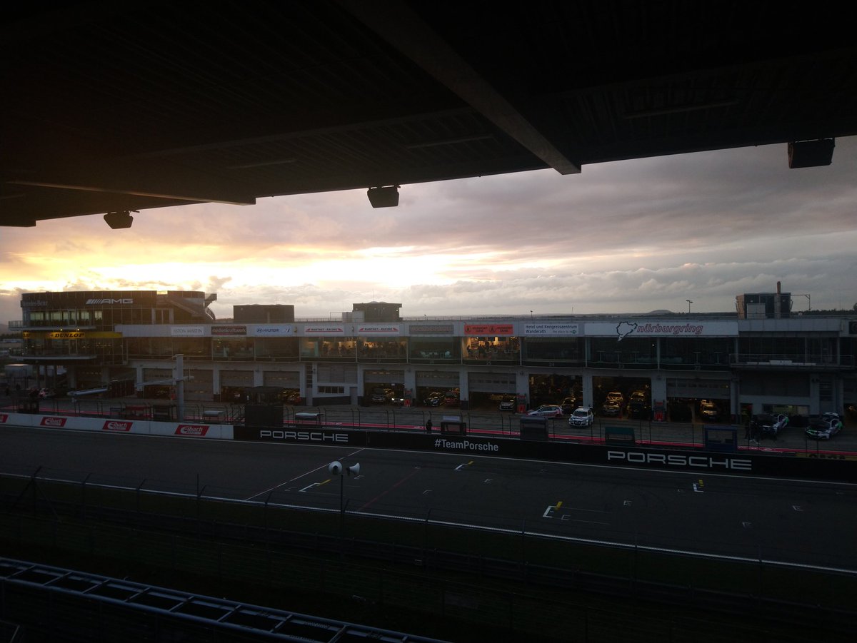 Der Tag neigt sich dem Ende, morgen geht es einmal um die Uhr beim #Hackathonamring - mit 7 Meilen Stiefeln dem <a href="/EmergencyEye/">EmergencyEye.de</a> barrierefreien Notruf entgegen