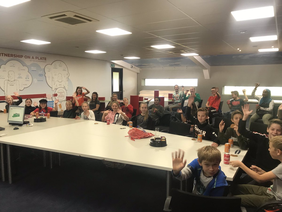 Vandaag tussen alle volwassenenhectiek door twee keer groep 7/8 ontvangen bij <a href="/promtomatoes/">Prominent tomatoes</a> Uitgelegd dat mensen zuurstof inademen en CO2 uitademen en dat het bij onze planten precies andersom is. Citaat: “o dan kom ik wel bij jullie werken als tomatenuitademer” #loveit #wecare